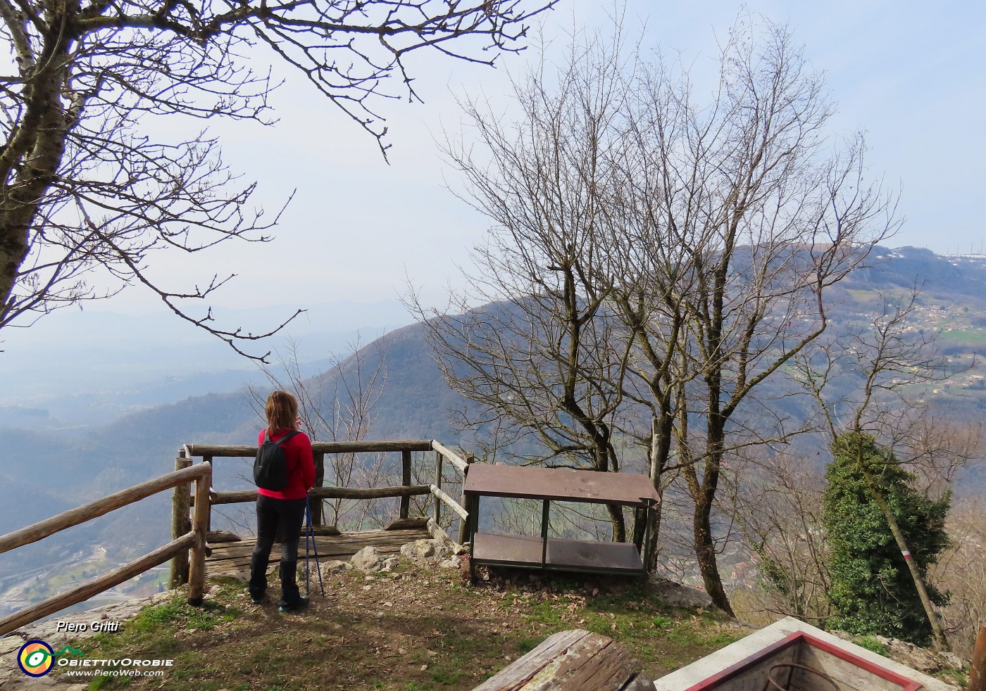 55 Vista verso la Roncola e il Monte Linzone.JPG